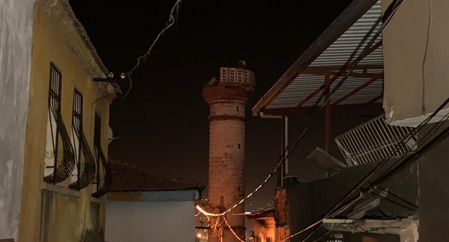  İzmir'de 4,9 büyüklüğündeki deprem güvenlik kameralarına böyle yansıdı