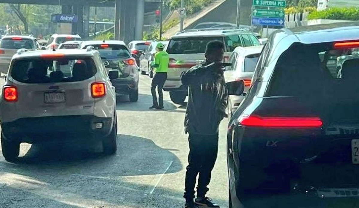Güpegündüz hırsızlık! Meksika’da silahlı adam trafikteki araçları soydu