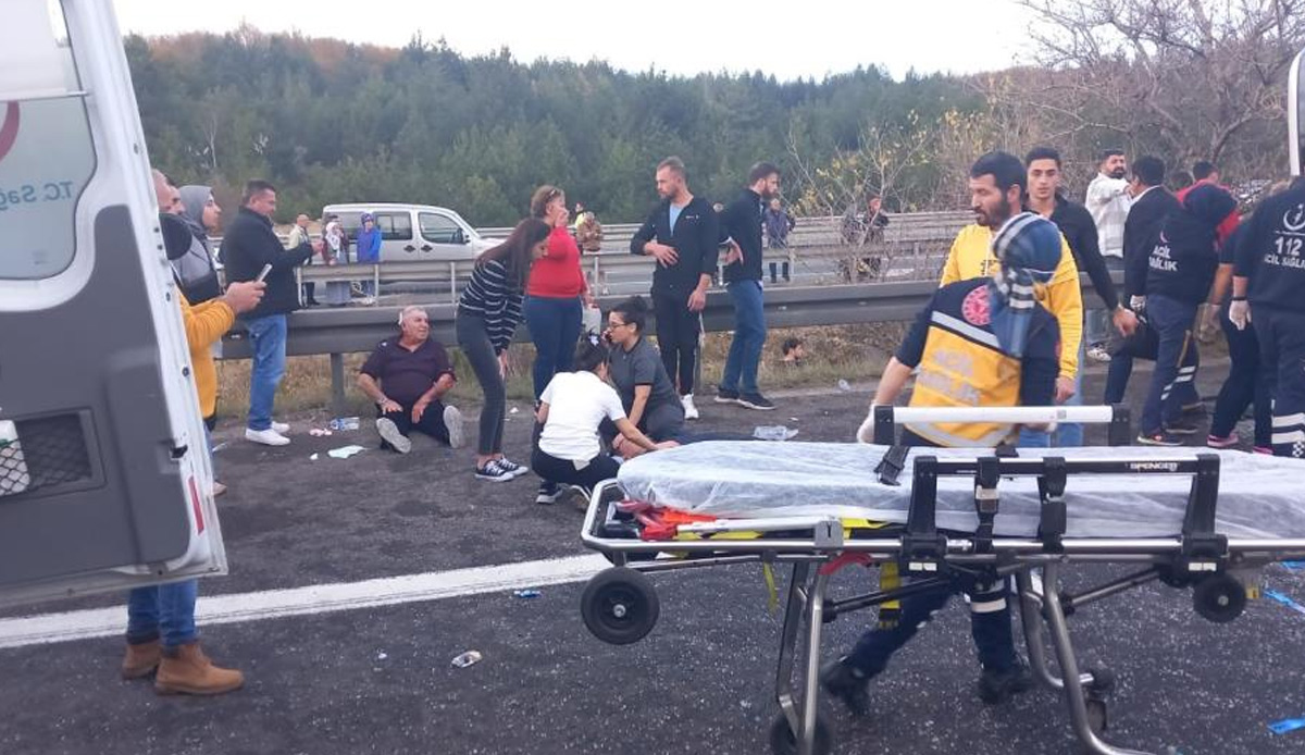 Bolu'da yolcu otobüsü devrildi: Çok sayıda yaralı var