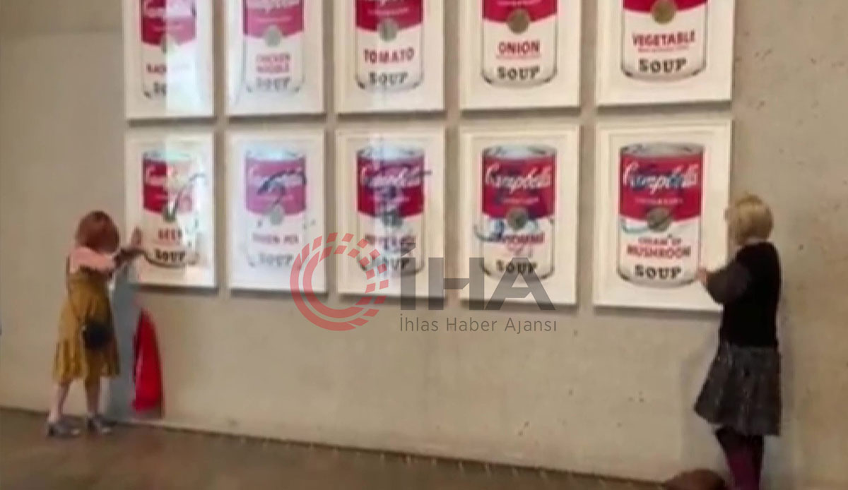 Bu defa Warhol'un eserini hedef aldılar: Çevrecilerden sanata 'mavi' darbe