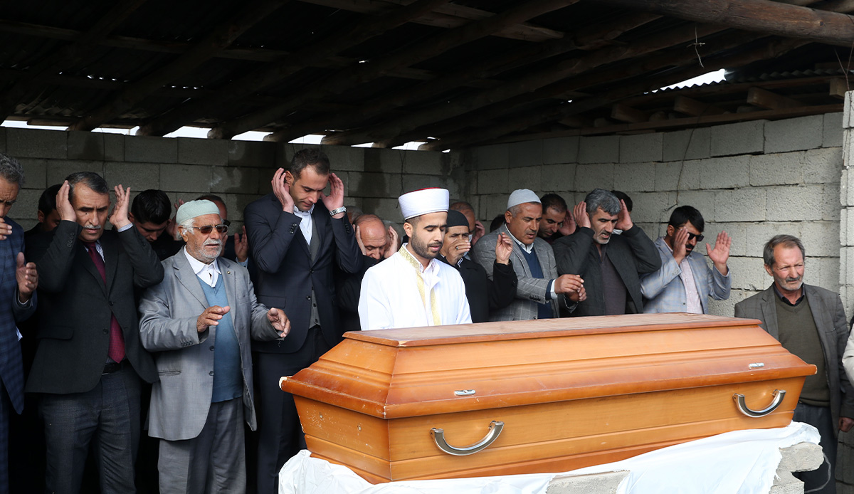 Acı veda: Kuduz sebebiyle ölen küçük Mustafa son yolculuğuna uğurlandı