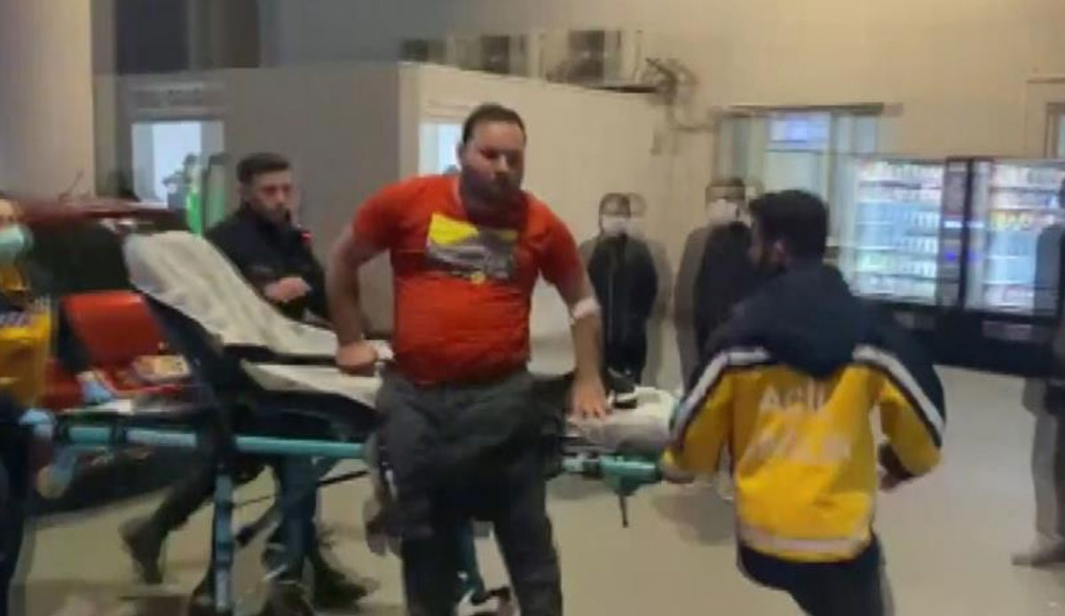 Denize düşen şahıstan pes dedirten hareket! Sedyeden inerek gazetecilere saldırdı