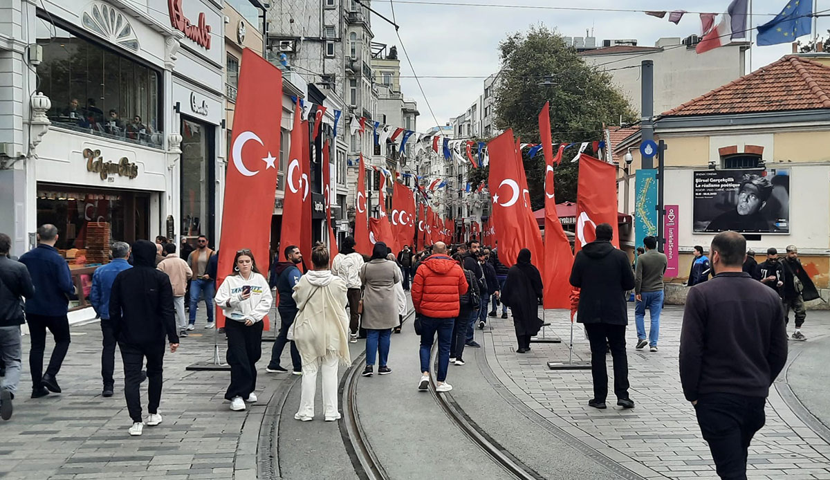 İstiklal Caddesi Türk bayraklarıyla donatıldı