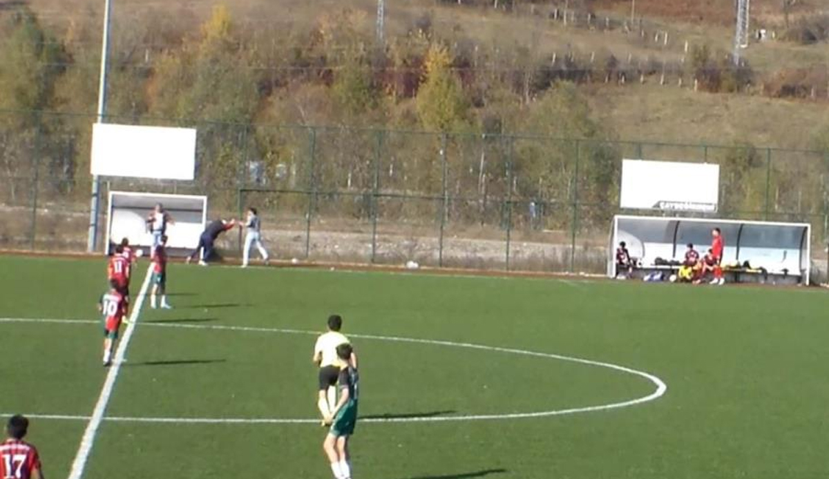 Yumruk yumruğa kavga eden antrenörleri futbolcular ayırdı