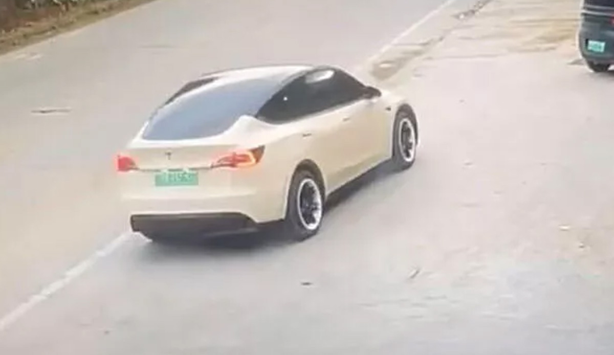 Kontrolden çıkan Tesla otomobil dehşet saçtı: 2 ölü, 3 yaralı