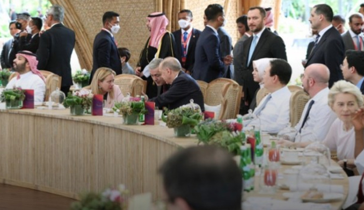Cumhurbaşkanı Erdoğan'dan G20 Liderler Zirvesi yemeğinde liderlerle renkli sohbet