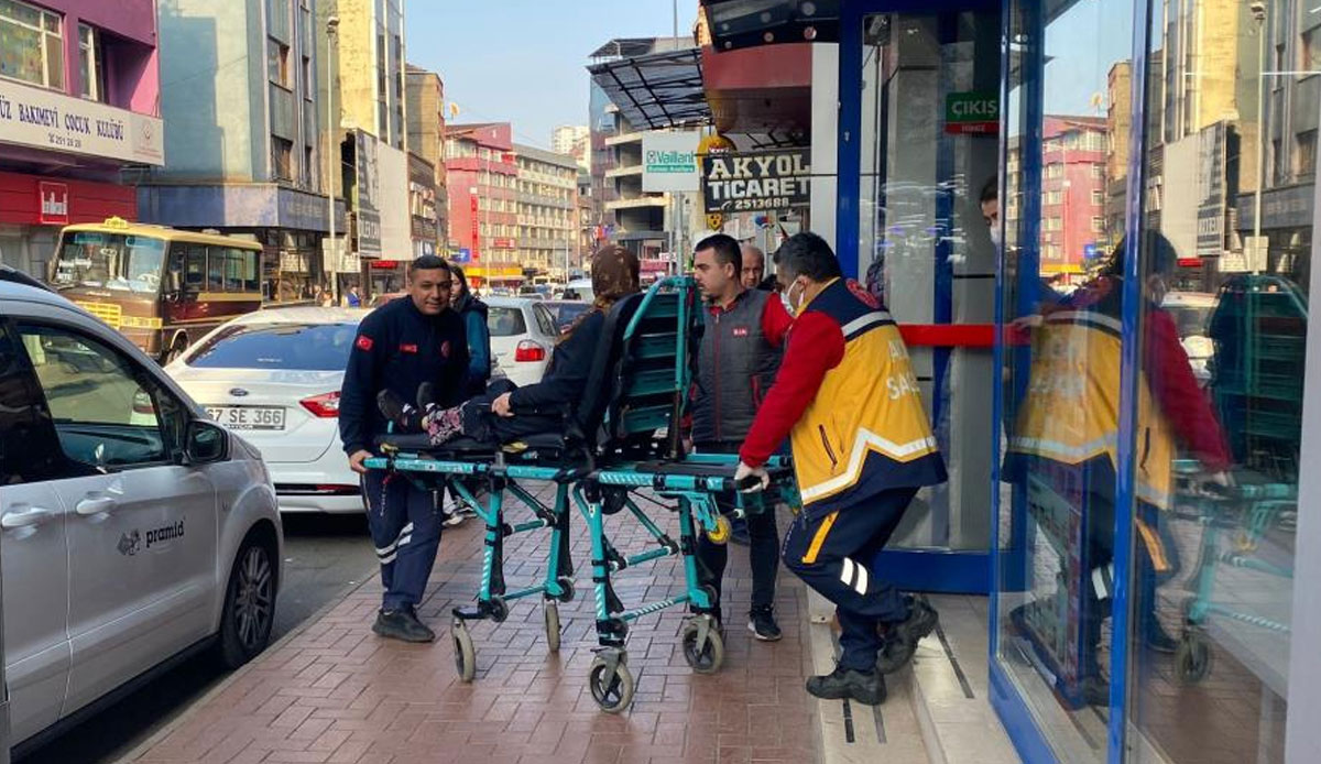 Akıllara durgunluk veren olay! Alışveriş sevdasına hiçbir şey engel olamadı: Aracın çarptığı kadın kalkıp markete girdi