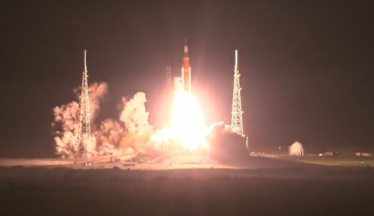 NASA milyonları ekranlara kilitledi... Devasa roket fırlatıldı, 50 yıl sonra Ay'a yolculuk başladı