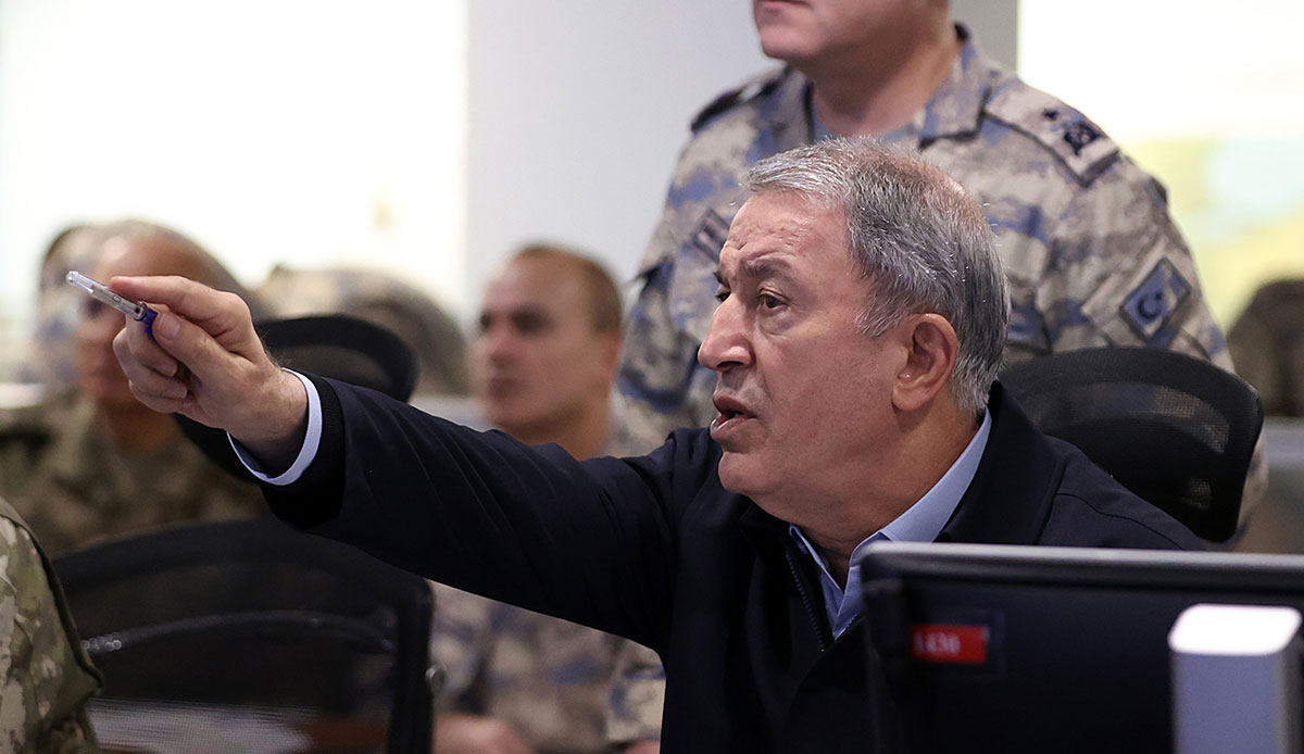 Bakan Akar: Teröristlerin inleri başlarına yıkıldı