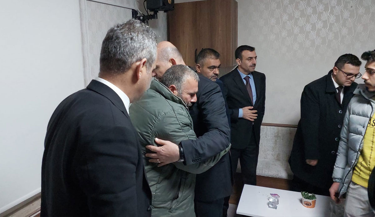 Bakanlardan şehit öğretmenin ailesine taziye ziyareti