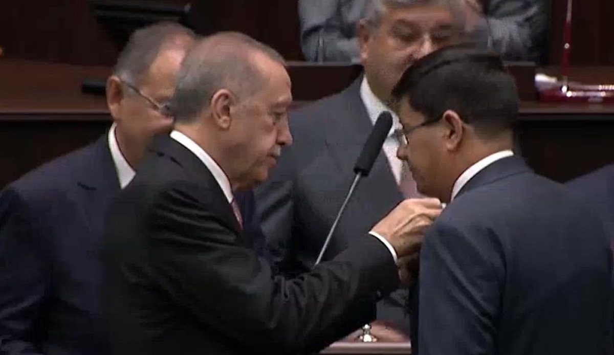 İYİ Partili başkan AK Parti'ye katıldı! Rozetini Cumhurbaşkanı Erdoğan taktı