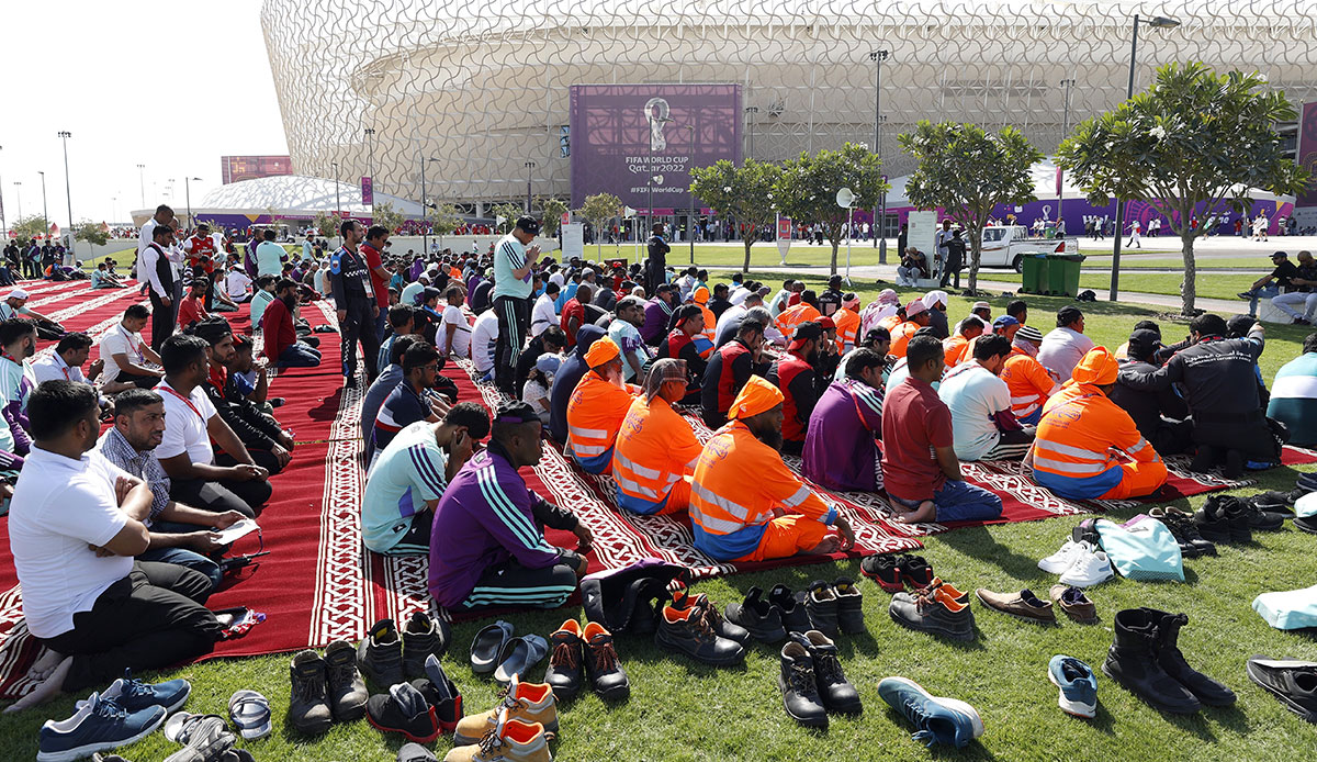 Dünya Kupası'nda muhteşem cuma! Yüzlerce kişi stat çevresinde namaz kıldı