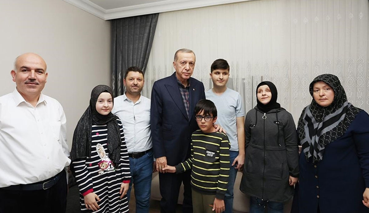 Cumhurbaşkanı Erdoğan'dan iade-i ziyaret: Görme engelli hafız Ravzanur'a konuk oldu
