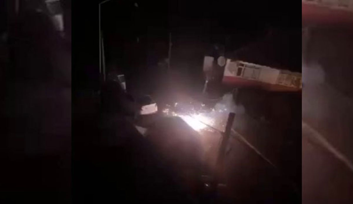 Gaziosmanpaşa'da korku dolu anlar! Elektrik kabloları önce alev aldı sonra patladı