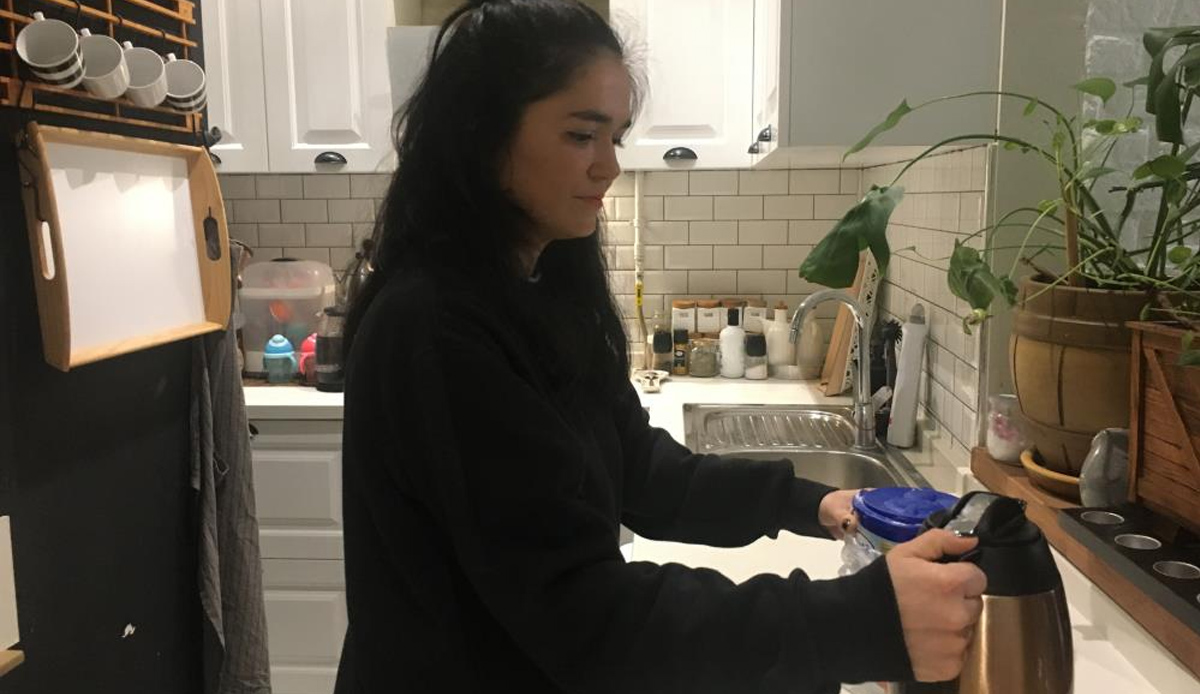 Pişirmek için ocağa koyduğu süt bomba gibi patladı