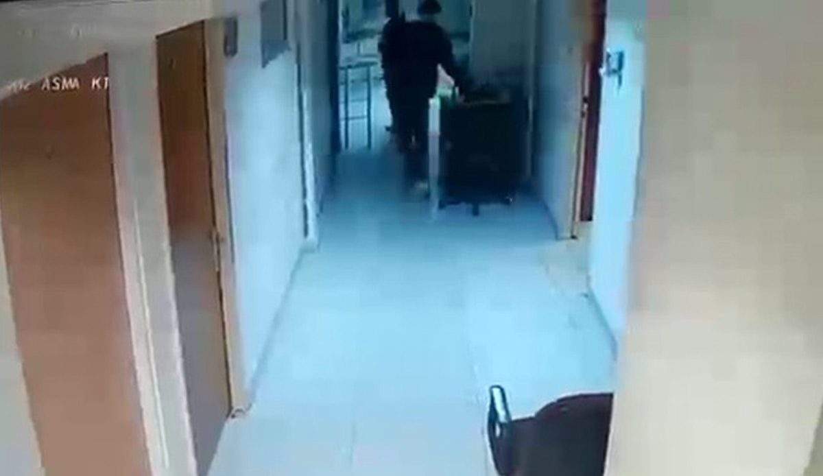 Esenyurt'ta hırsızlık suçlamasıyla sevk edildikleri adliyede hırsızlık yaptılar! O anlar saniye saniye kamerada
