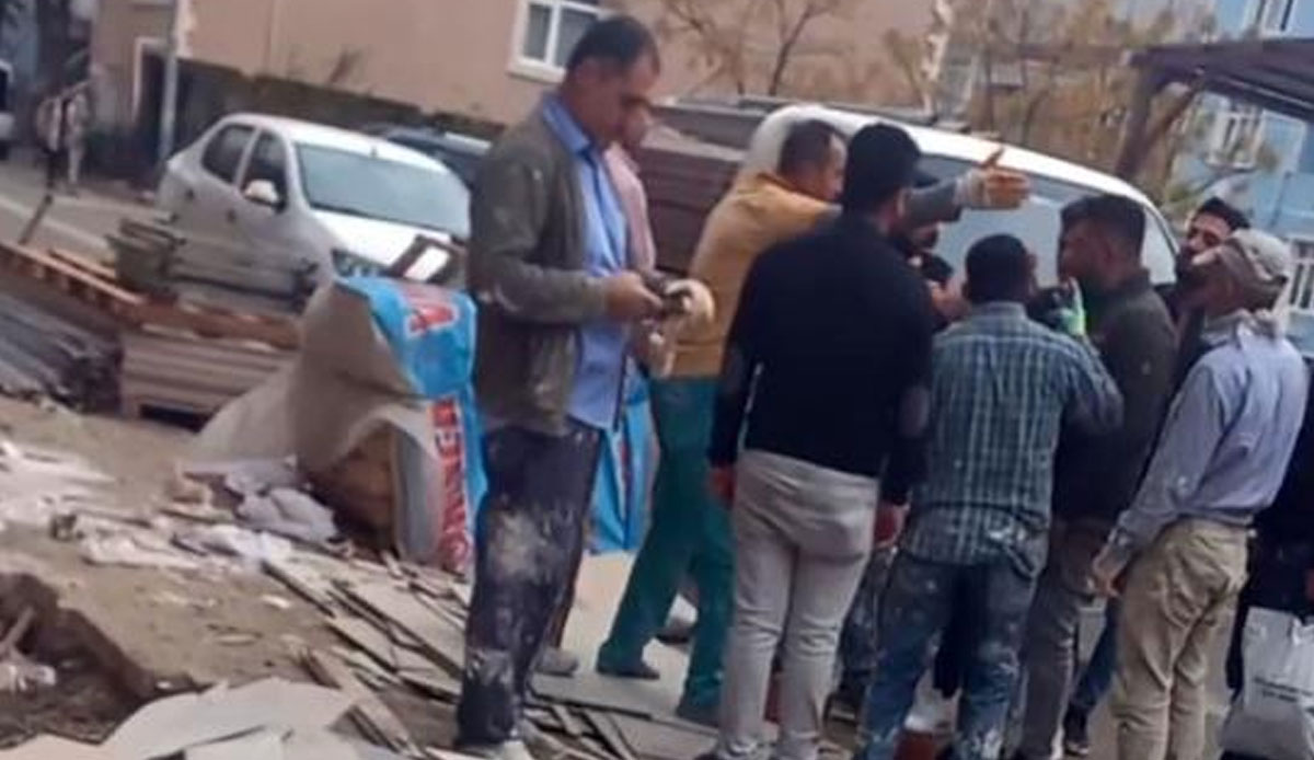 İşçilere ‘Arabamı çizdin’ dayağı… Ortalık savaş alanına döndü, kalaslar havada uçuştu