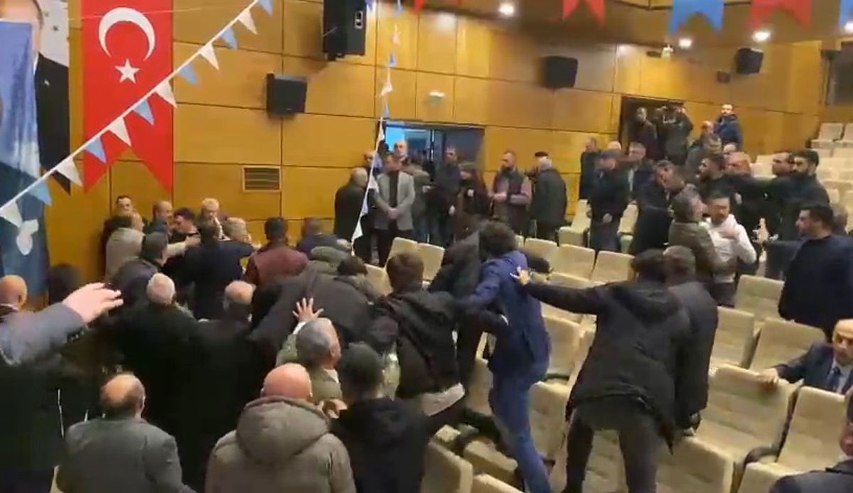 Kongre karıştı.. İYİ Parti'de yumruk yumruğa kavga!