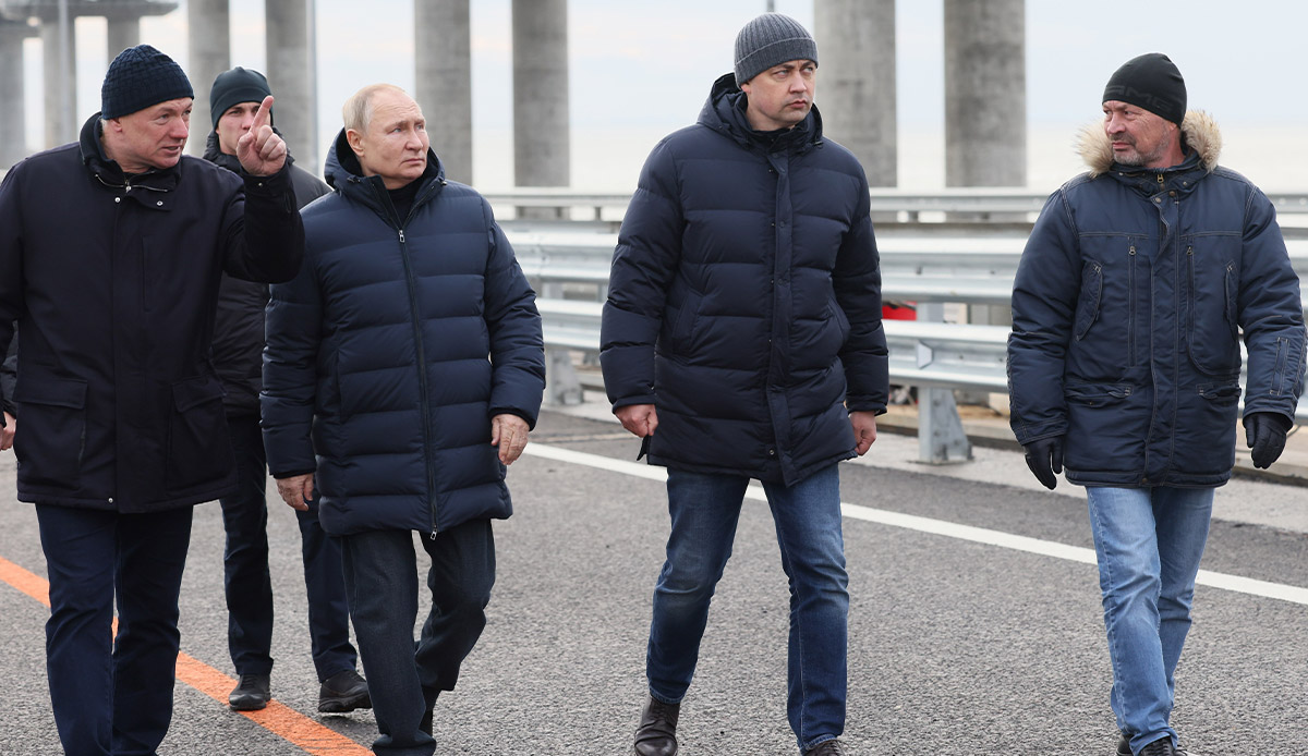 Putin'den gövde gösterisi: Vurulan Kerç Köprüsü üzerinde araç kullandı