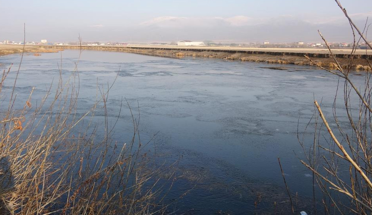 Buz gibi hava etkili oldu: Kura Nehri dondu