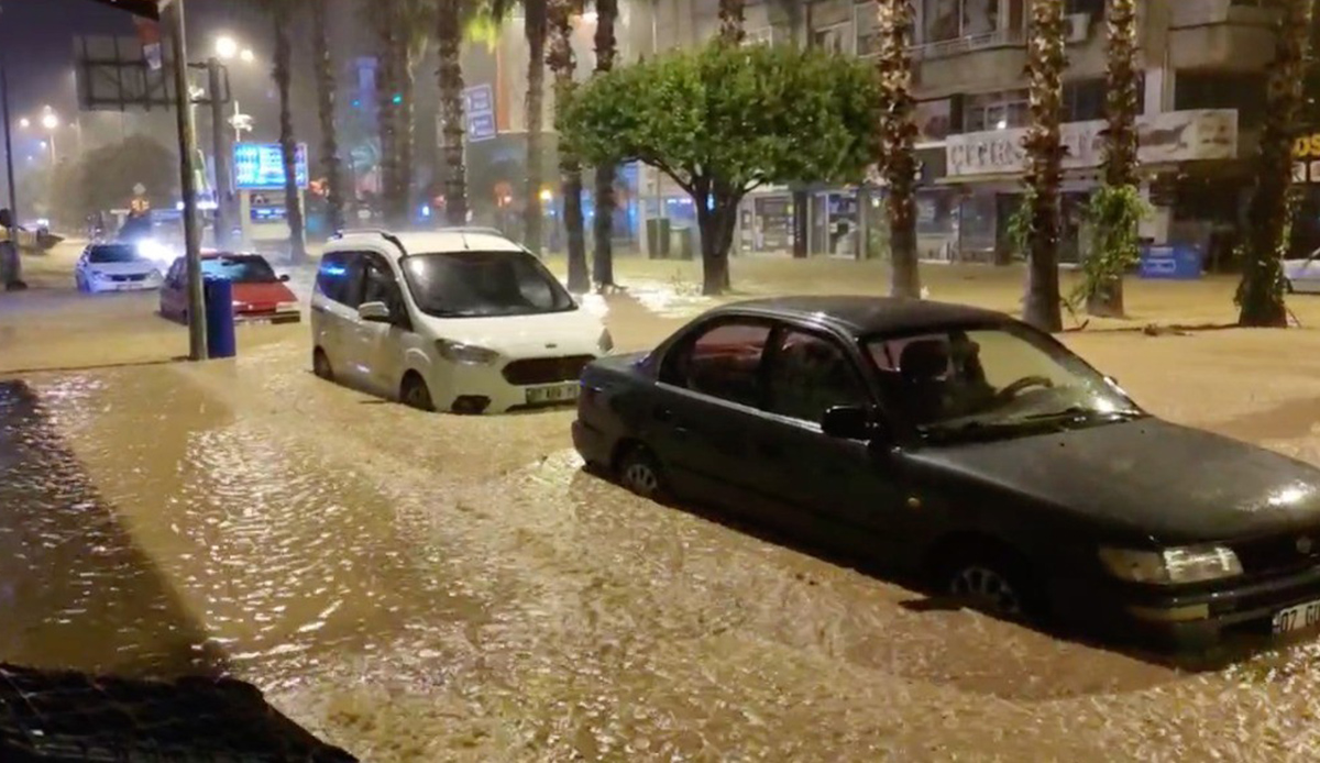 Kumluca'da sel: Dereler taştı, evleri su bastı