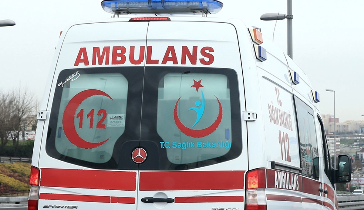 Ambulans şoföründen skandal hareket! Trafikte canlı yayın açtı, vatandaşlarla dalga geçti 