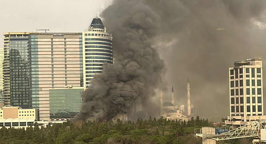 İstanbul'un göbeğindeki alışveriş merkezinde büyük yangın