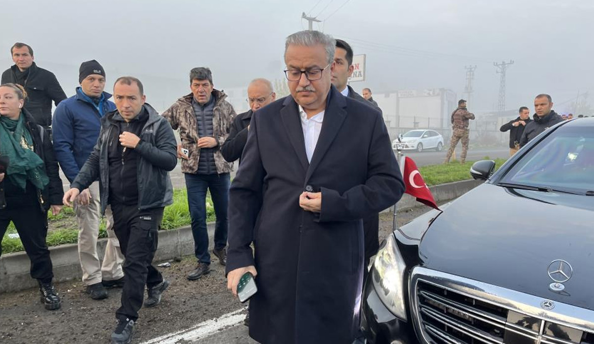 Diyarbakır Valisi Su, terör saldırısının yapıldığı yerde incelemelerde bulundu: Kiralık araç ile eylem gerçekleştirildi