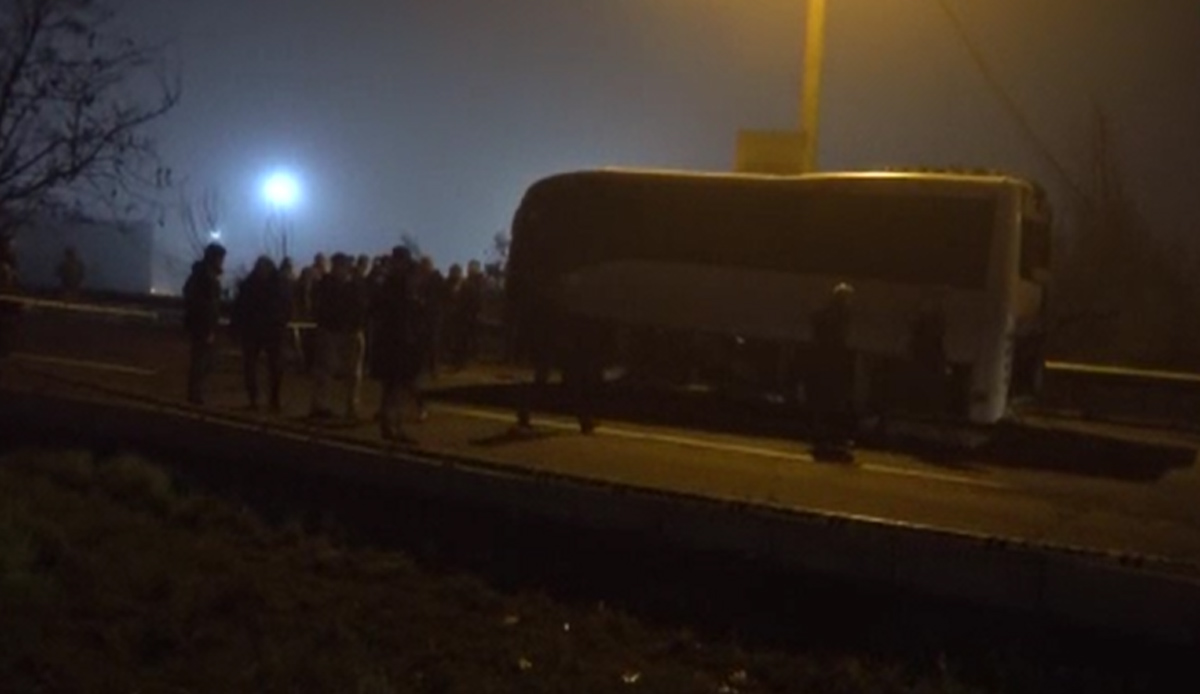 Diyarbakır'da polis servis aracına bombalı saldırı: Yaralılar var