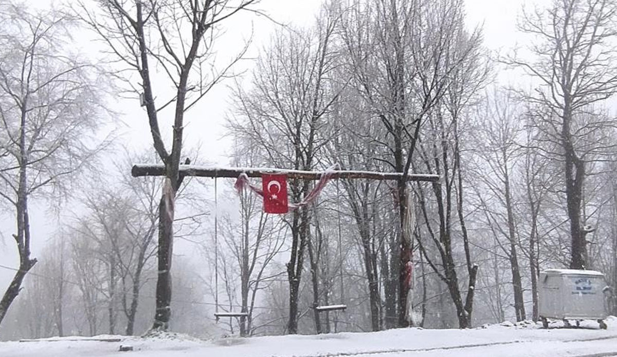 İstanbul’un yanı başı bembeyaz: Kartepe’de lapa lapa kar yağıyor