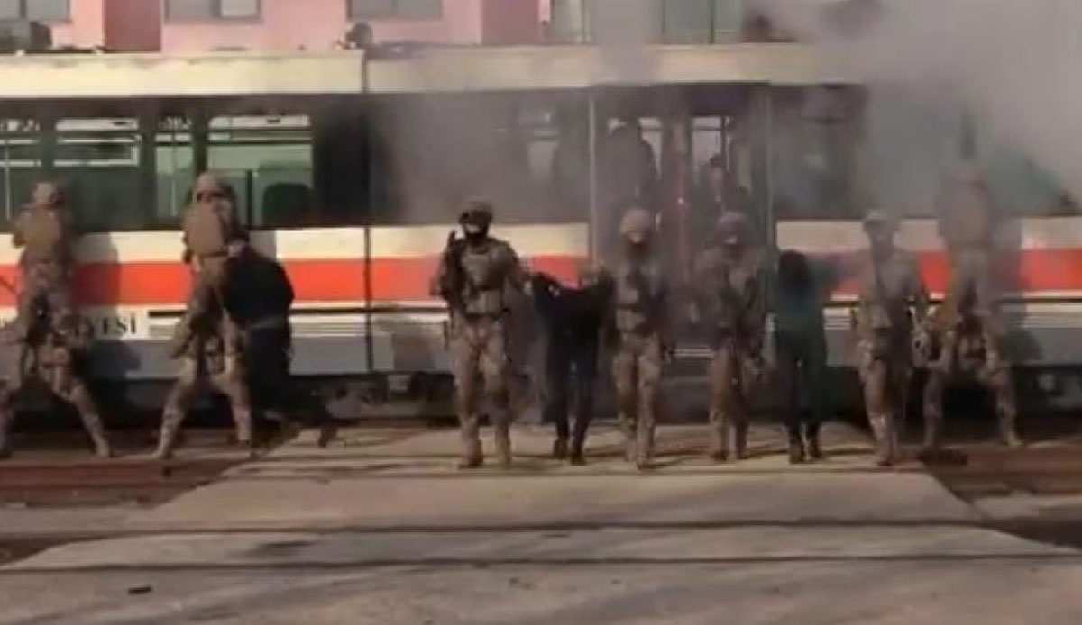 Film sahnelerini aratmayan görüntüler! Özel harekat polislerinin rehine kurtarma tatbikatı gündem oldu