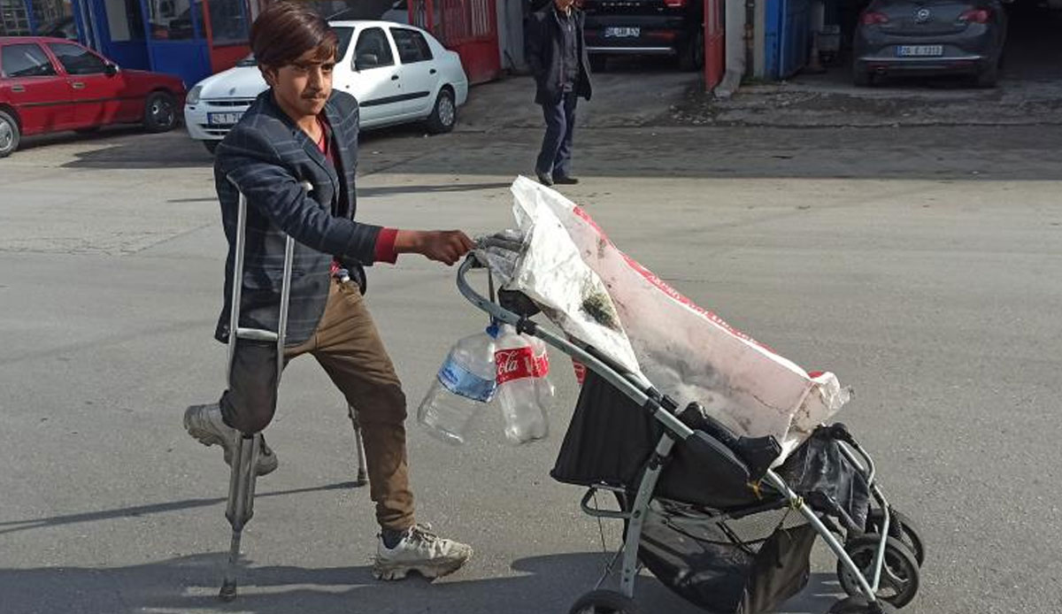 16 yaşındaki Engin'in yürek yakan öyküsü: Tek ayak üzerinde çalışarak ailesine destek oluyor