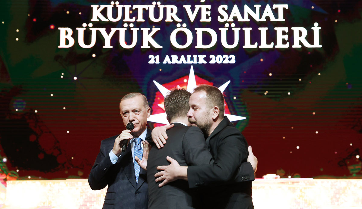 Ödül töreninde gülümseten anlar: Erdoğan, Akkor kardeşleri barıştırdı