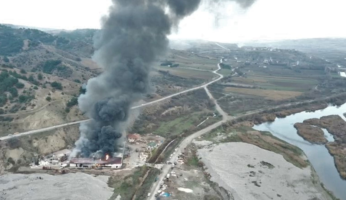 Amasya’da korkutan yangın! Alevler kontrplak fabrikasının her yerini sardı