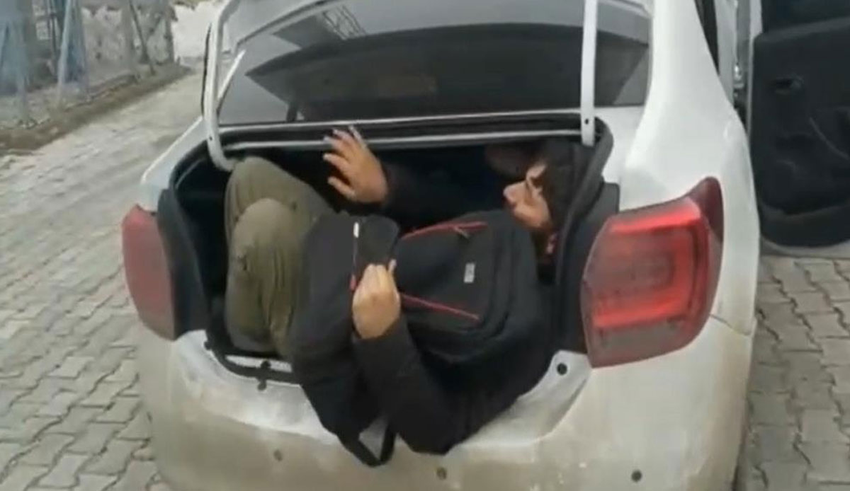 Kars'ta balık istifi kaçak yolculuk: Bir otomobilden 14 düzensiz göçmen çıkarıldı