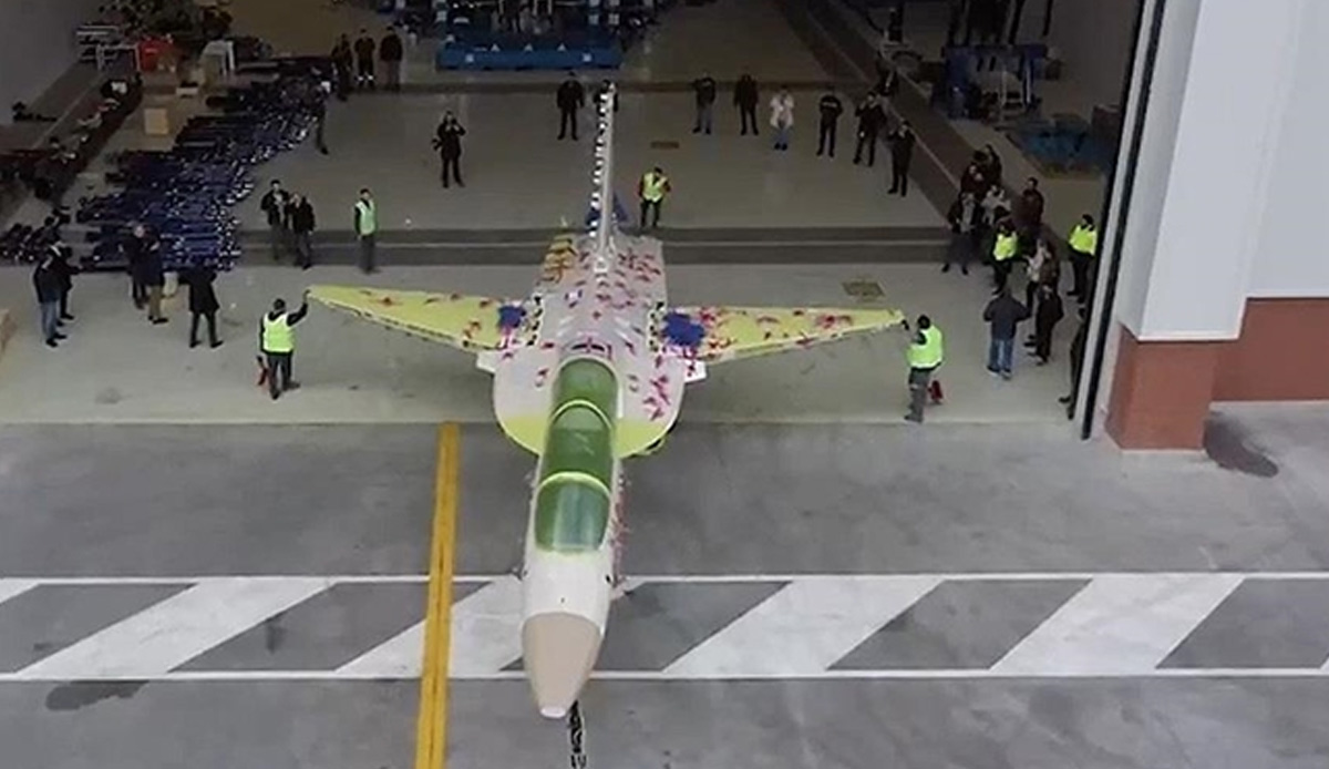 Tarihi an! Türkiye’nin ilk jet motorlu askeri uçağı HÜRJET hangardan çıktı