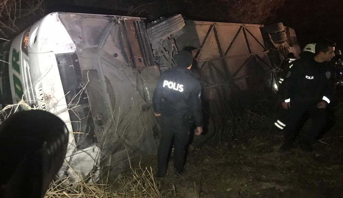 Yolcu otobüsü şarampole yuvarlandı: Çok sayıda yaralı var