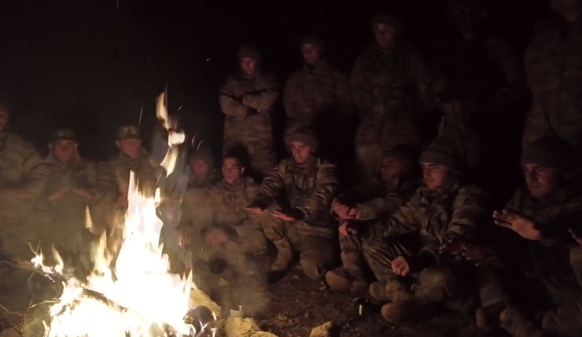 Kahraman Mehmetçik, Cem Karaca'nın türküsünü seslendirdi: O anlar kısa sürede beğeni yağmuruna tutuldu