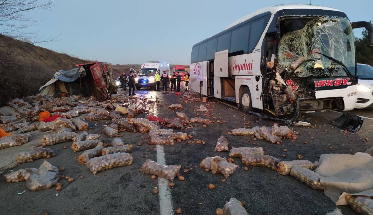 Tekirdağ'da feci kaza! Kamyon, yolcu otobüsü ile çarpıştı: 1 ölü, 3 yaralı