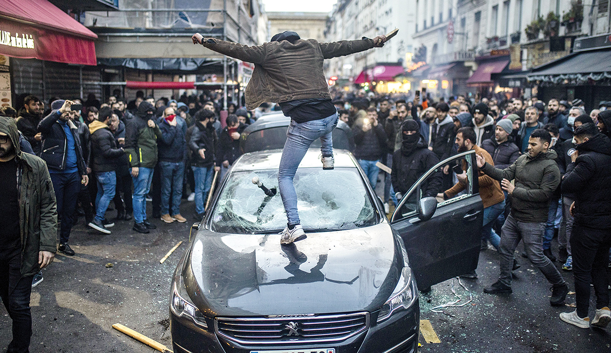 PKK yandaşları Paris sokaklarını savaş alanına çevirdi