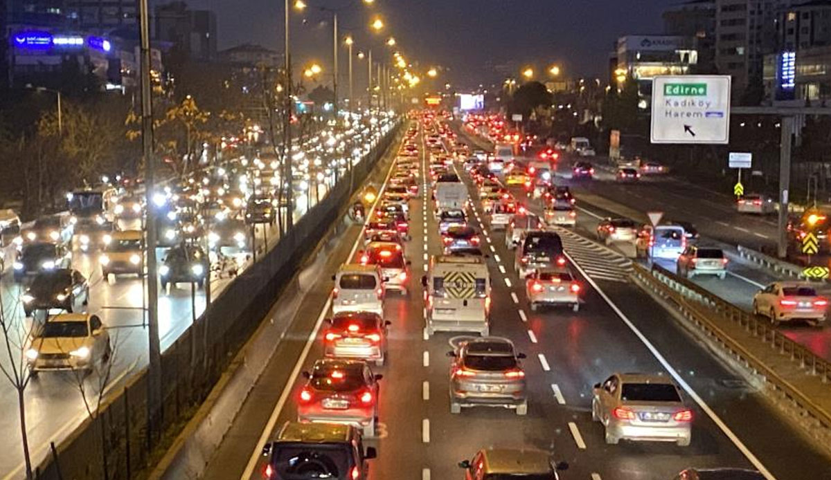 İstanbul'da trafikte pazartesi yoğunluğu: Araçlar ilerlemekte güçlük çekti