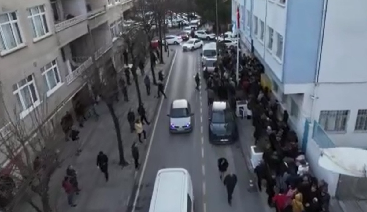 Haberi duyan koştu... SGK önünde EYT kuyruğu
