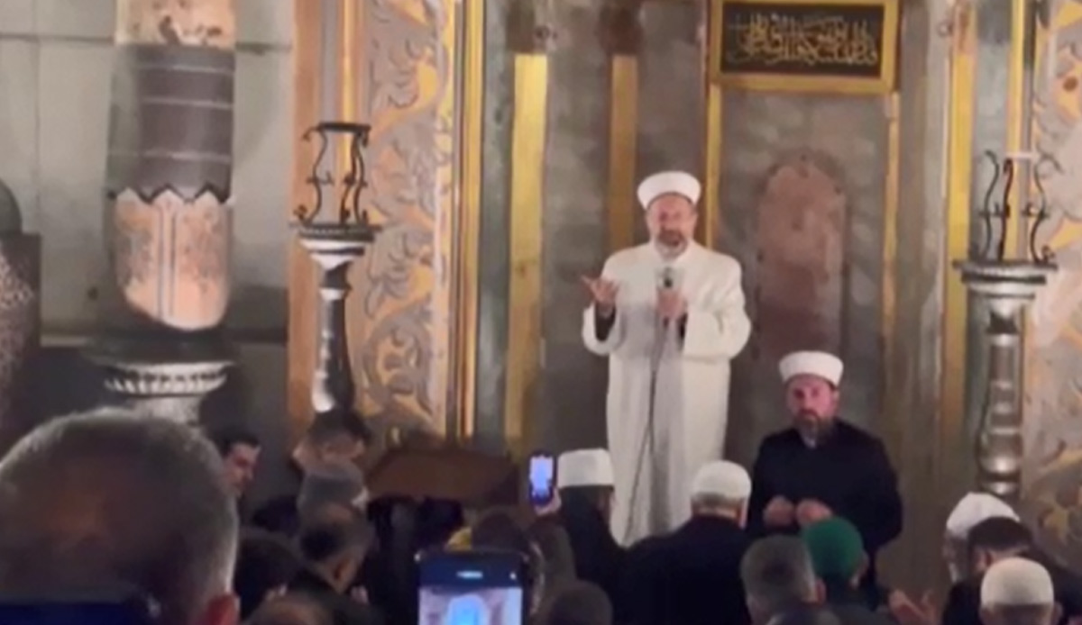 Ayasofya’yı Kebir Camii’nde 2023 yılının ilk sabah namazı: Cemaat avluya taştı