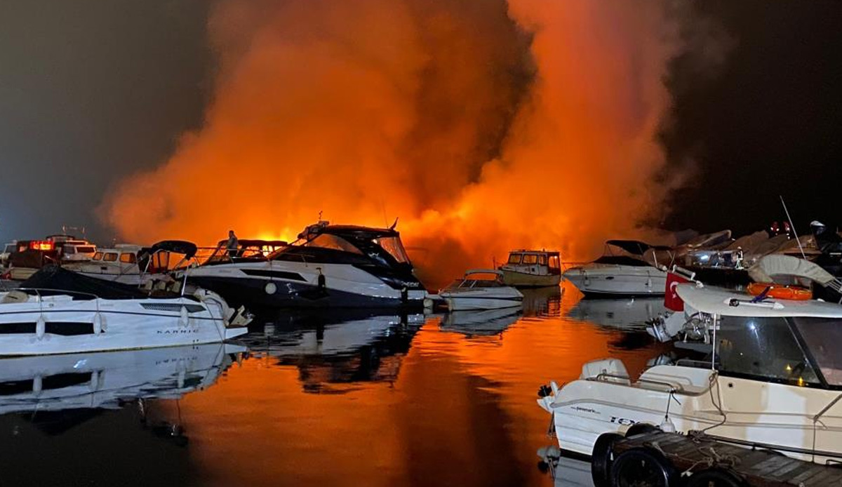 Caddebostan yat limanında yangın: Tekneler alev topuna döndü