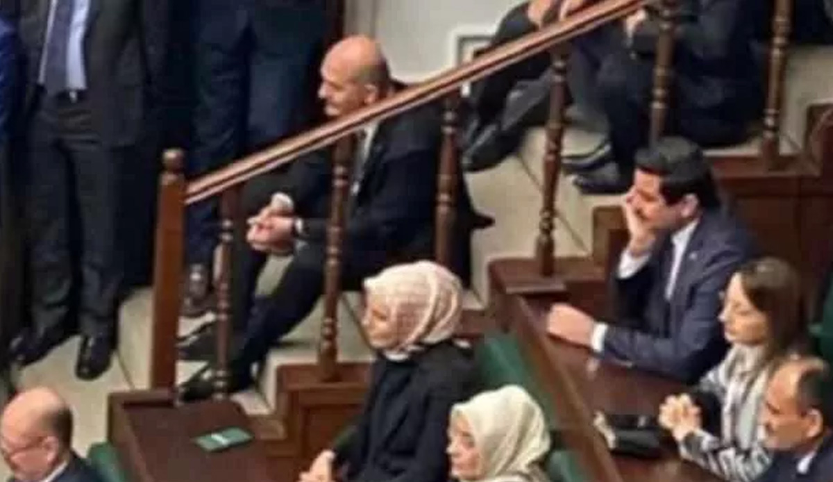 AK Parti Grup Toplantısına damga vuran kare: Süleyman Soylu neden merdivenlerden izledi?