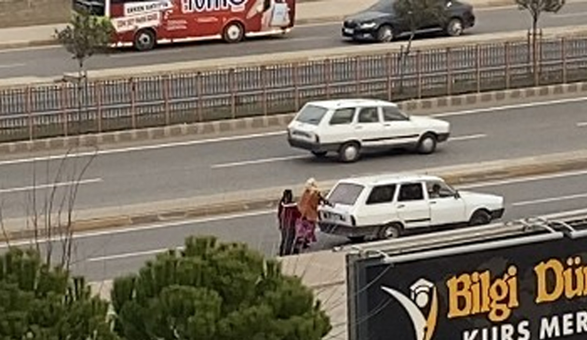 Kadınları görenler şaştı kaldı: Yakıtı biten aracı kilometrelerce ittiler