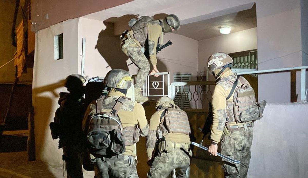 Mersin'de çok sayıda adrese asayiş baskını! 25 gözaltı kararı