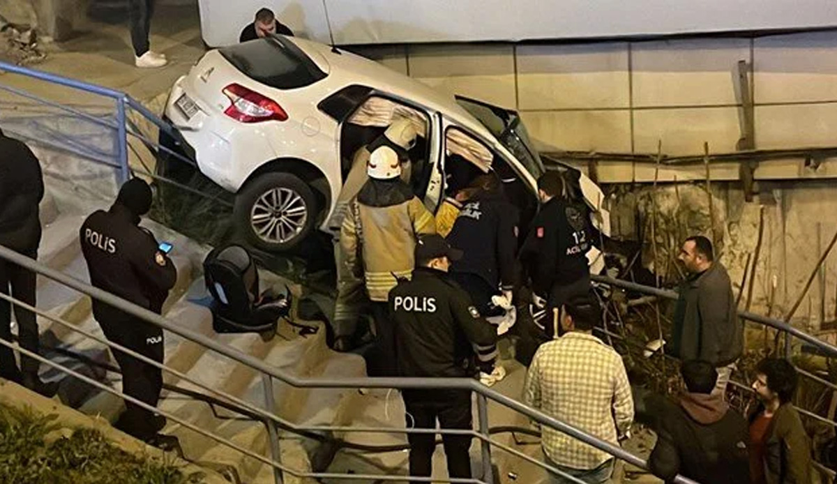 Bariyerlere çarpan otomobil merdivenlerde asılı kaldı: Sürücü 14 yaşında çıktı