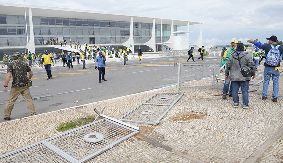Brezilya karıştı! Bolsonaro destekçileri kongre binasını bastı