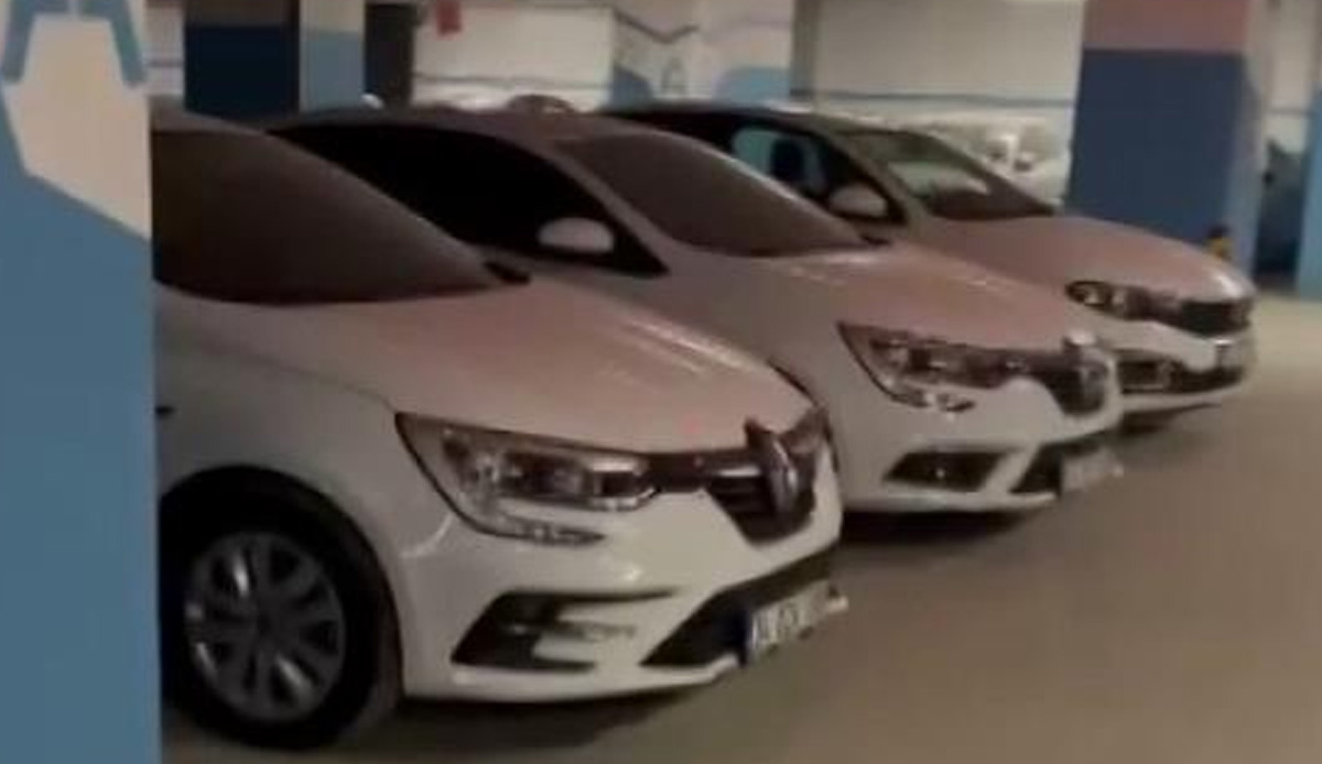 Fırsatçılar iş başında! Çamlıca Camii otoparkını sıfır araçlarla doldurdular